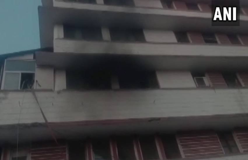 Heavy Fire, fire, Heavy Fire in ICU, ICU fire, Indore hospital, fire in Indore hospital, Children Rescued, Children were Rescued from ICU, Newborn baby, Newborn baby ICU, Newborn baby ICU Fire, State news