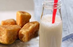 रात में सोने से पहले दूध के साथ खाएं गुड़, मिलेंगे ये 5 बेहतरीन फायदे