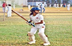 16 साल की लड़की ने मैदान पर मचाया तहलका, जड़ दिया दोहरा शतक