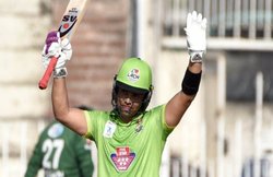 टी20 में पाकिस्तानी कामरान अकमल ने 71 गेंदों पर ठोंक डाले 150 रन, 12 छक्के, 11 चौके