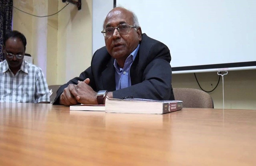 कांचा इलैया। फोटो सोर्स- यूट्यूब