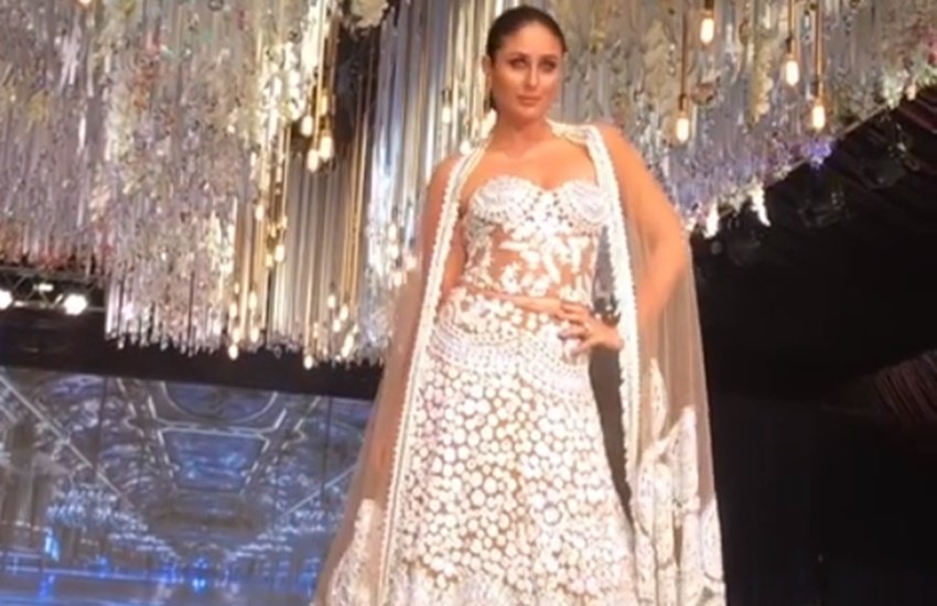 kareena kapoor, actress kareena kapoor, glamorous kareena kapoor, kareena kapoor fashion, kareena kapoor khan, Kareena Kapoor Manish Malhotra, Kareena Kapoor rampwalk, Kareena kapoor showstopper, Kareena Kapoor style, Manish Malhotra, Kareena Kapoor photos, jansatta