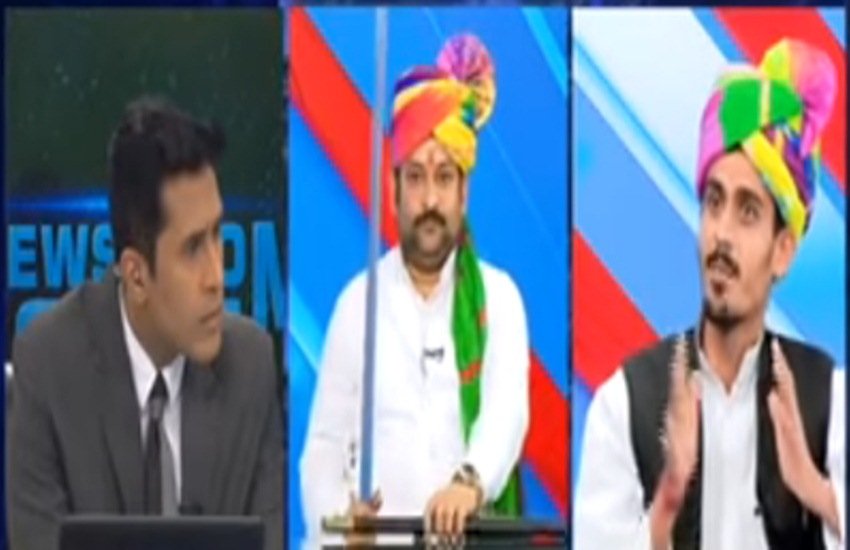 डिबेट के दौरान करणी सेना के एक प्रवक्ता ने कैमरे के सामने ही अपनी तलवार निकाल ली। (Photo Source: Video Grab)