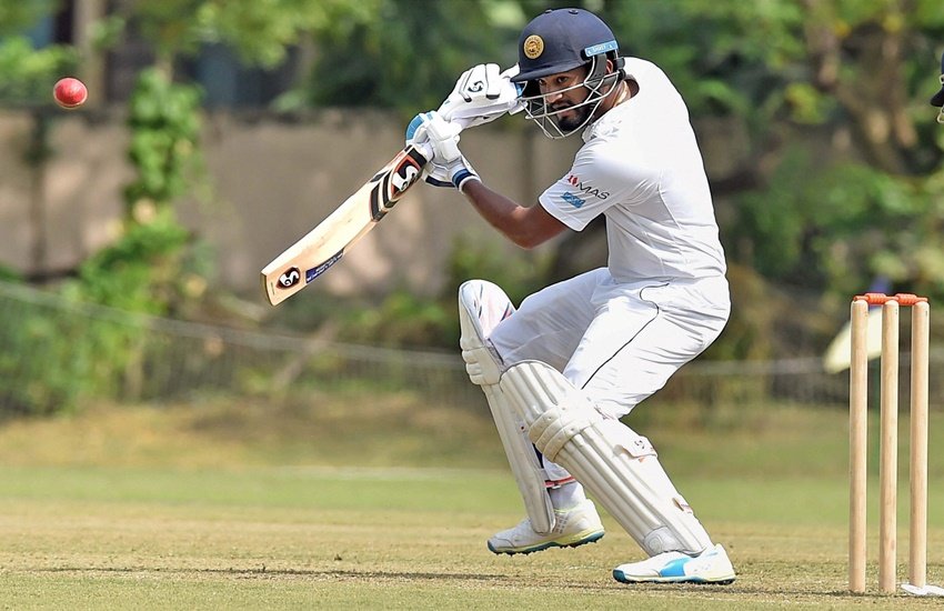 टेस्ट सीरीज से पहले वॉर्मअप मैच के दौरान दिमुथ करुणारत्ने। 
फोटो-पीटीआई