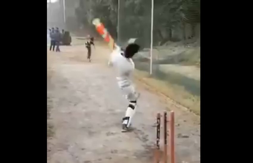 एक पैर से गजब बल्‍लेबाजी करता है कश्‍मीर का ये क्रिकेटर (फोटो सोर्स- ट्विटर/@wakashmir)