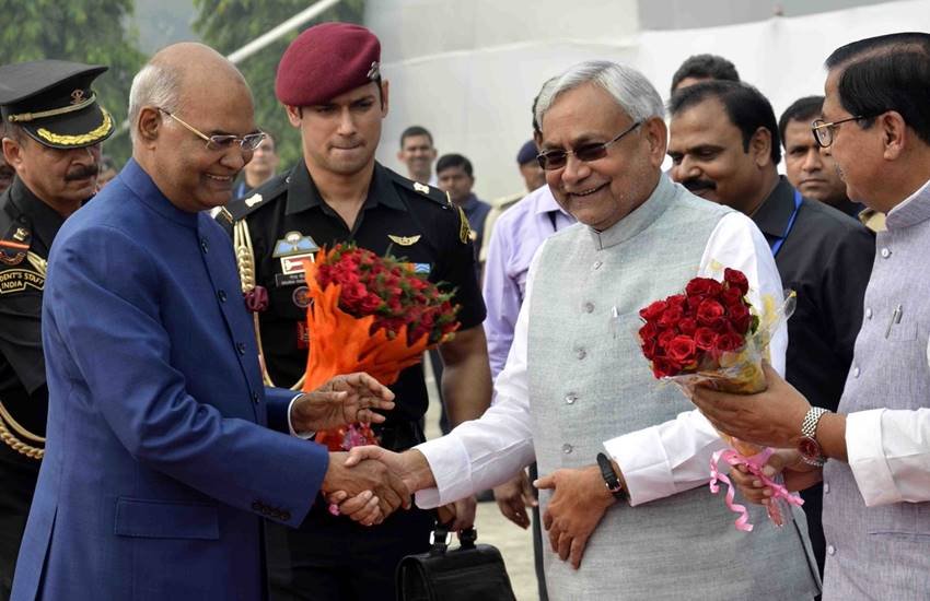 बिहार के सीएम नीतीश से हाथ मिलाते राष्ट्रपति रामनाथ कोविंद 