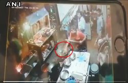 विडियो: खराब खाने की शिकायत की तो होटल वाले ने कस्टमर पर फेंक दिया खौलता हुआ तेल