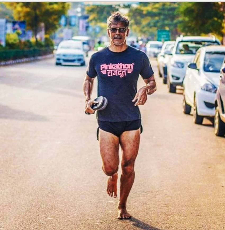 फिटनेस रूटीन - अगर आपको लगता है कि रोजाना दौड़ना मिलिंद की बेहतरीन सेहत का राज है तो आप गलत हैं। मिलिंद हफ्ते में बहुत कम बार ही रनिंग के लिए जाते हैं। फिट रहने के लिए किसी भी तरह के रूटीन को फॉलो करने पर वह बिल्कुल भी विश्वास नहीं रखते। उनके मुताबिक किसी को भी हर समय एक्टिव रहने की कोई जरूरत नहीं है।