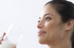 जानिए दूध के साथ कौन सी चीज खाना हो सकता है सेहत के लिए नुकसानदेह