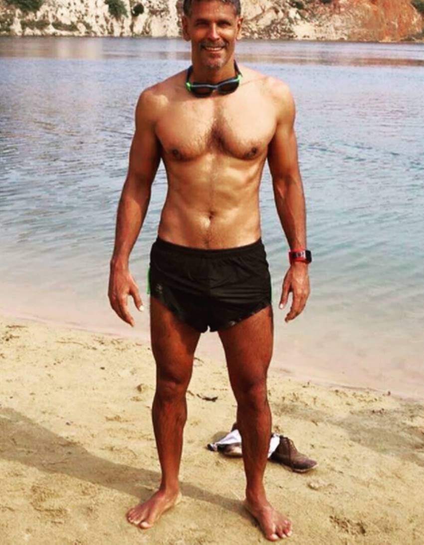 दिन भर की डाइट - मिलिंद के दिन की शुरूआत गाजर के जूस से होती है। उनका नाश्ता और डिनर काफी हैवी होता है। लंच में दाल और चपाती उनका भोजन है। वह दिन भर खूब पानी पीते हैं।