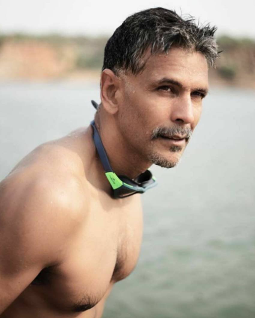 बीते 4 नवंबर को फिल्म अभिनेता और मॉडल मिलिंद सोमण ने अपने जीवन के 52 साल पूरे कर लिए। स्कॉटलैंड के ग्लासगो में पैदा हुए मिलिंद सोमण आधी सदी से भी ज्यादा की उम्र होने के बावजूद अपनी शानदार फिजिक के लिए जाने जाते हैं। अभिनेता बनने से पहले मिलिंद स्विमिंग में नेशनल लेवल चैंपियन रह चुके हैं। उन्होंने 9 साल की उम्र से 23 साल की उम्र तक तैराकी की है। मिलिंद का दावा है कि 23 साल की उम्र के बाद लगभग 15 सालों तक यानी कि 38 साल की उम्र तक वो एक्सरसाइज आदि से दूर रहे लेकिन उनका वजन कभी कम न हुआ। तो चलिए जानते हैं कि उनकी इस शानदार फिटनेस के पीछे उनकी किस तरह की योजना का हाथ है।