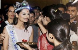 Manushi Chhillar, Miss world 2017 Manushi Chhillar, Miss World Manushi Chhillar returns India, Manushi Chhillar in Mumbai, Manushi Chhillar grand welcome in Mumbai, Manushi Chhillar at Mumbai airport, Hindi news, Mumbai news, Jansatta