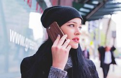 आपकी त्वचा के लिए नुकसानदायक है मोबाइल फोन का इस्तेमाल, जानें कैसे