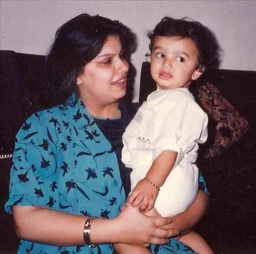 मां के साथ अर्जुन।