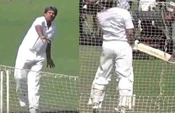 कपिल देव ने फेंका बाउंसर तो हैरान रह गए धोनी, देखें दिग्गजों की मैदान पर भिड़ंत का वीडियो