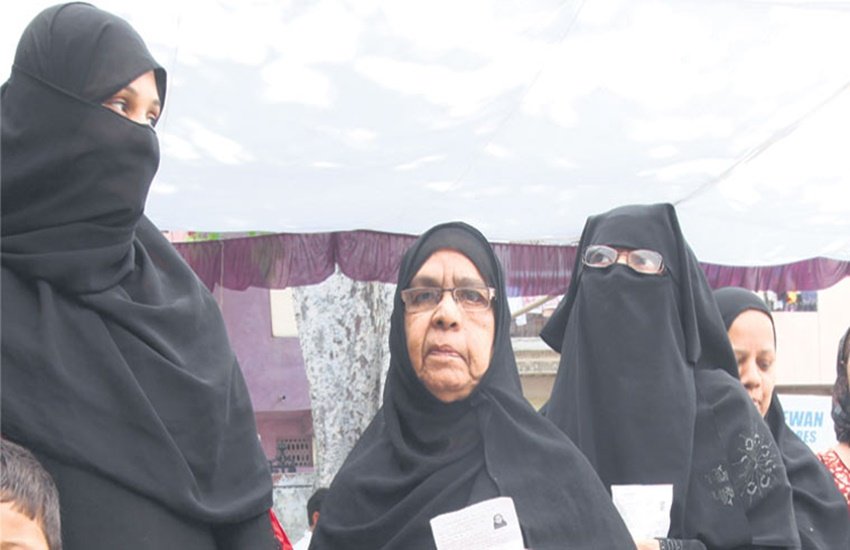 अहमदाबाद में मुस्लिम महिला मतदाताएं अपनी बारी का इंतजार करते हुए। (फोटो- जावेद रजा)