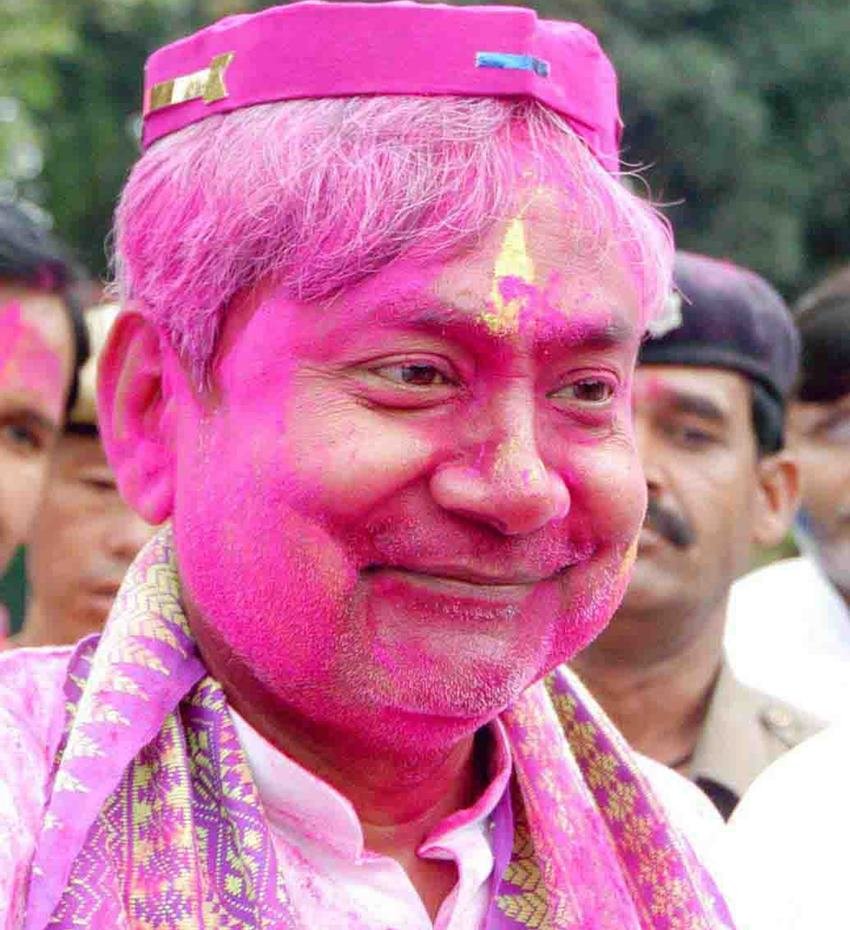 होली के रंग में सराबोर नीतीश।