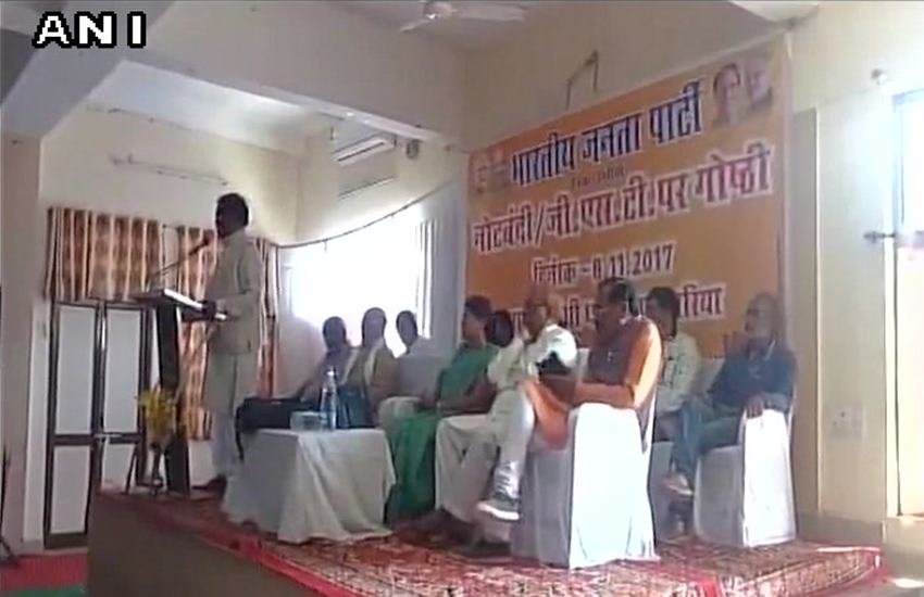 मध्य प्रदेश की शिवराज सिंह चौहान सरकार के खाद्य, नागरिक आपूर्ति एवं उपभोक्ता संरक्षण मंत्री ओमप्रकाश धुर्वे ने पार्टी और सरकार की किरकिरी कराने वाला बयान दिया है।