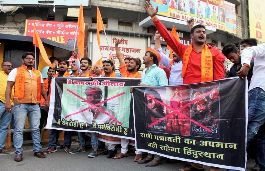 नागपुर में बुधवार को फिल्म पद्मावती के खिलाफ विरोध-प्रदर्शन करते 
बजरंग दल के कार्यकर्ता।
 Photo-PTI 