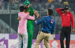 वीडियो देख हो जाएंगे इमोशनल: जबरन ग्राउंड में घुस आया था फैन, क्रिकेटर ने गले लगाकर वापस भेजा