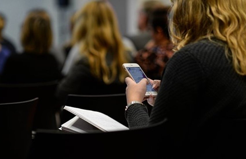 Smartphone, Smartphone usses, technology news, Find latest technology news, battery's health, battery's life, battery last longer, Smartphone battery usses. jansatta