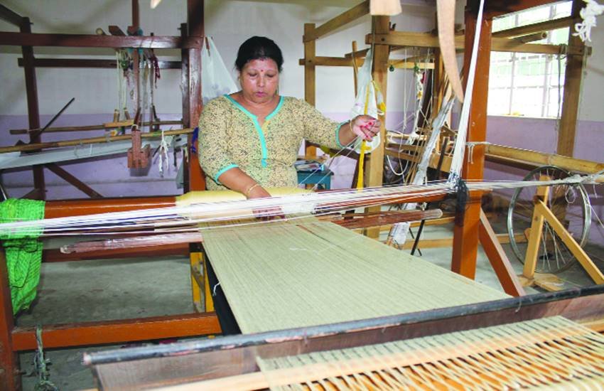असमी युवतियां कपड़ों पर परियों की गाथाएं बुनती हैं। प्रकृति के साथ पली-बढ़ी यहां की महिलाओं के रंगों की समझ देखते ही बनती है। 
