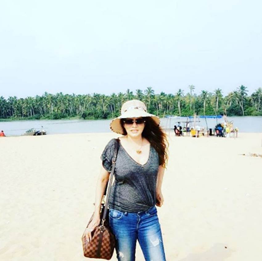akshay kumar, sunil shetty, mohra, film mohra, poonam jhawar, hot model, surgery, poonam jhawar Hot photos, poonam jhawar cleavage photos troll