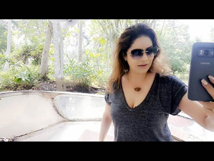 akshay kumar, sunil shetty, mohra, film mohra, poonam jhawar, hot model, surgery, poonam jhawar Hot photos, poonam jhawar cleavage photos troll