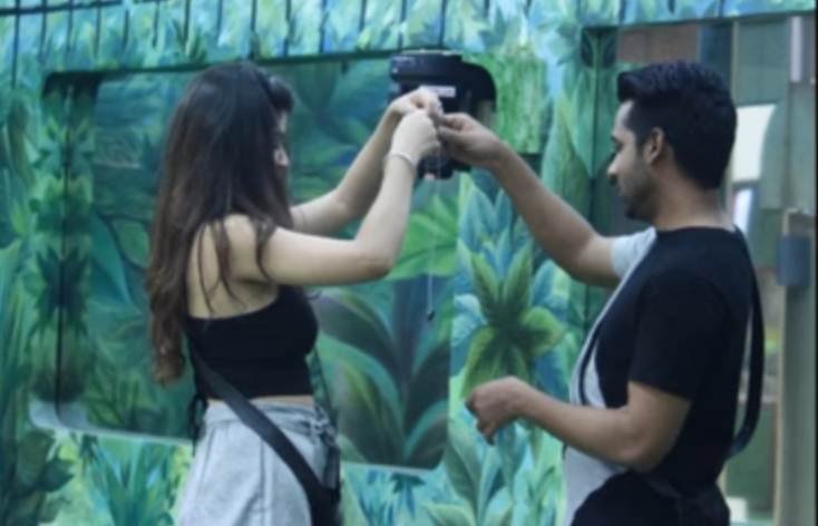 Bigg Boss 11, Bigg Boss, Bigg Boss 11 Puneesh Sharma, Puneesh Sharma, Bandgi Kalra, Bandgi Kalra Photos, Puneesh Sharma Photos, Vikas Gupta, Shilpa Shinde, Puneesh Bandagi Romance, Puneesh Bandagi Lip Lock, Bigg Boss 11 Latest Updates