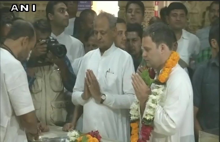 सोमनाथ मंदिर में पूजा करते कांग्रेस उपाध्यक्ष राहुल गांधी। (फोटो- ANI)