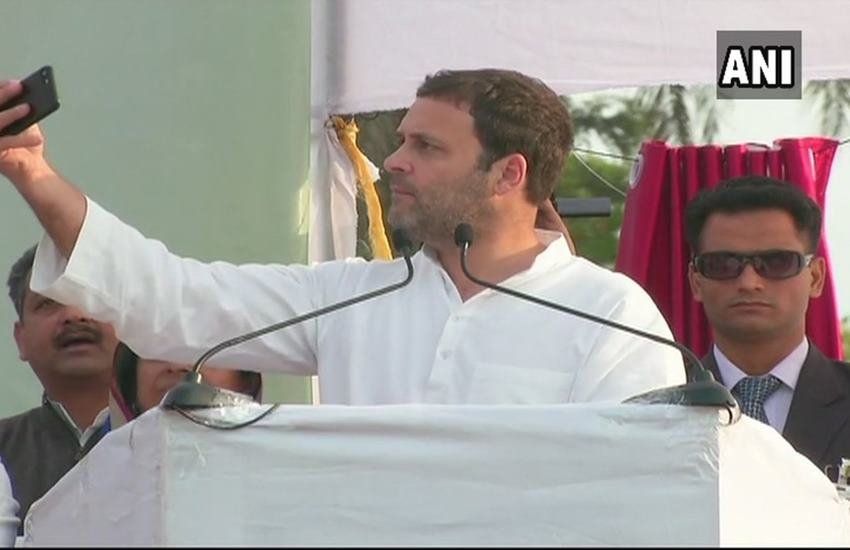 हिमाचल प्रदेश में एक चुनावी सभा को संबोधित करते राहुल गांधी। (फोटो-ANI)