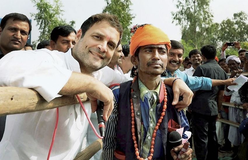 Rahul gandhi, Rahul gandhi in Patan, Rahul gandhi with magician, Rahul gandhi on PM Narendra Modi, Congress VP Rahul Gandhi, Gujarat assembley elections, Gujarat assembley election 2017, Congress, BJP, Gujarat elections, Gujarat polls, Hindi news, News in Hindi, Latest Hindi news, Jansatta