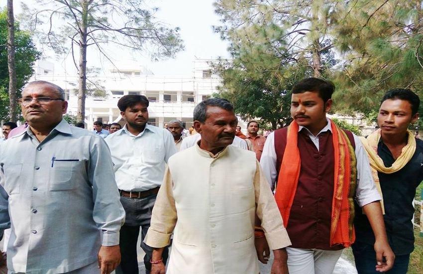 योगी आदित्य नाथ सरकार में कैबिनेट मंत्री रमापति शास्त्री। (फोटो- फेसबुक)