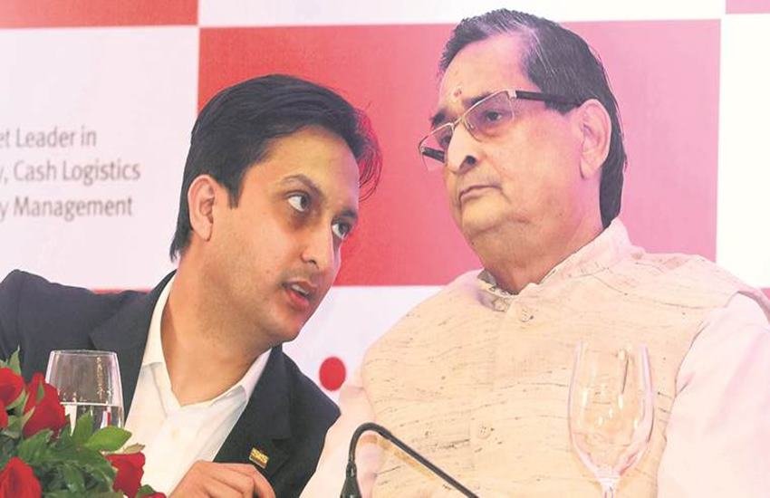 रविन्द्र किशोर सिन्हा एक पूर्व पत्रकार हैं, जिन्होंने सिक्योरिटी एंड इंटेलिजेंस सर्विसेज (एसआईएस) नाम से प्राइवेट सिक्योरिटी सर्विस फर्म की स्थापना की है।