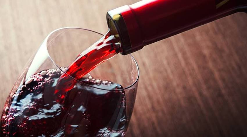 रेड वाइन - सेक्शुअल मेडिसिन नाम की एक पत्रिका में प्रकाशित एक शोध के मुताबिक एक या दो गिलास रेड वाइन का सेवन महिलाओं में सेक्शुअल डिजायर को बढ़ाने में मदद करता है।