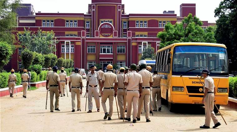 आठ सितंबर को जब स्कूल में प्रद्युम्न की हत्या की घटना सामने आई थी, तब पुलिस ने स्कूल-बस के कंडक्टर को गिरफ्तार कर उसे एक तरह से कातिल घोषित कर दिया था।