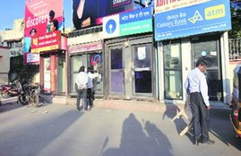 ATM, ATM theft, ATM theft in MP, ATM theft Case, Thieves Carried Out, ATM Machine, ATM Machine theft, 12 Lakh Rupees, 12 Lakh Rupees in ATM, 12 Lakh Rupees Theft, State news