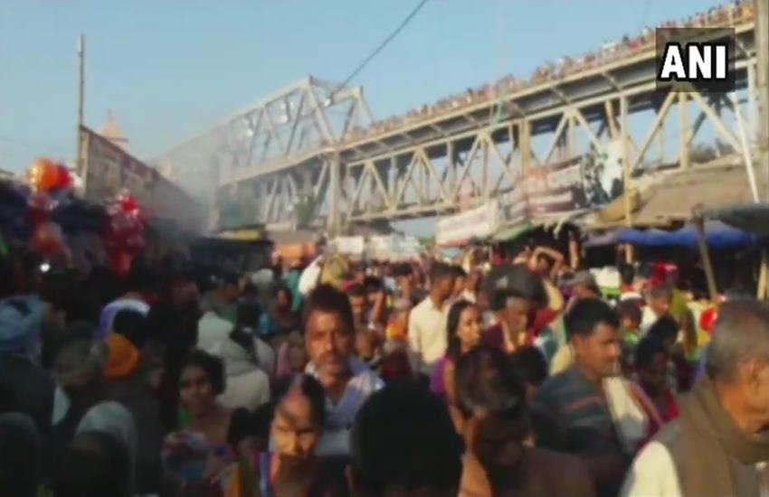 बिहार के बेगूसराय जिले में सिमरिया घाट पर गंगा स्नान के दौरान मची भगदड़ में तीन श्रद्धालुओं की मौत हो गई है। (फोटो-ANI)