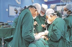 263 सिक्के, कुत्ता बांधने की चैन और बहुत सी सुईयां खा गया युवक, ऑपरेशन किया तो चौंक गए डॉक्टर्स