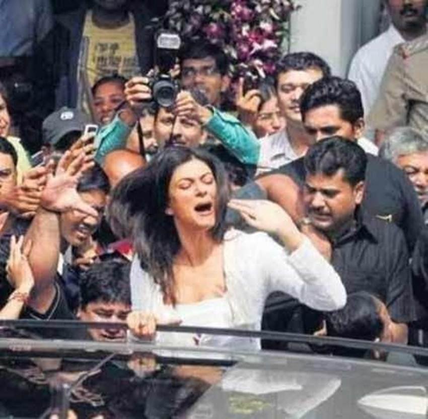 bollywood actress harrsaed from crowd, bollywood actress harrsaed by fans, Sushmita Sen,Deepika Padukone,Sonam Kapoor,Katrina Kaif,Kareena Kapoor Khan,Sonakshi Sinha, sonakshi sinha, gul panag, gauahar khan, kalki kochlin, deepika