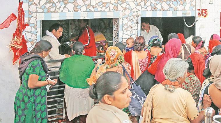 संजीव कुमार और मोहन कुमार दोनों शिक्षकों को प्रसाद बांटने और मंदिरों-घाटों पर दानपात्र की देखरेख की ड्यूटी में लगा दिया गया संजीव कुमार और मोहन कुमार दोनों शिक्षकों को प्रसाद बांटने और मंदिरों-घाटों पर दानपात्र की देखरेख की ड्यूटी में लगा दिया गया