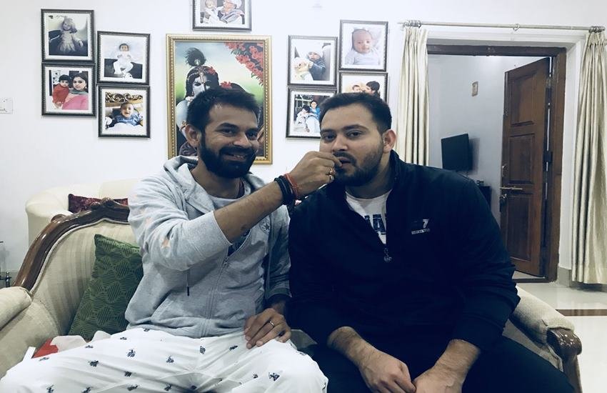 जन्मदिन के मौके पर लालू यादव के छोटे बेटे तेजस्वी यादव को केक खिलाते बड़े बेटे तेज प्रताप यादव। (फोटो- ट्विटर)