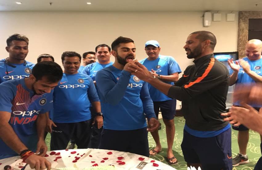 विराट इस समय शानदार फार्म में हैं। अभी हाल ही में उन्होंने वनडे में सबसे ज्यादा शकतों के मामले में रिकी पॉन्टिंग को पीछा छेड़ा है। विराट का केक काटकर जश्न मनाते टीम इंडिया के उनके साथी खिलाड़ी।
