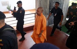 सीएम योगी को लगी सुरक्षाकर्मी की कोहनी, मंत्री ने लगाई फटकार