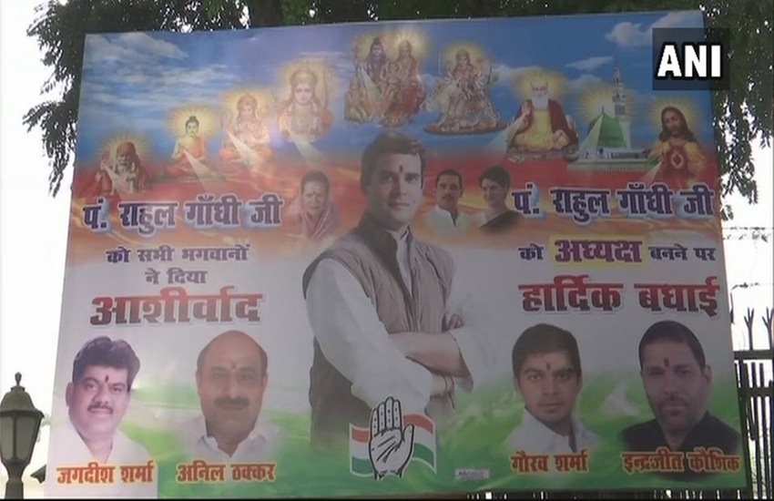 ये पोस्टर दिल्ली में कांग्रेस मुख्यालय के बाहर लगाया गया है। (फोटो सोर्स- एएनआई)