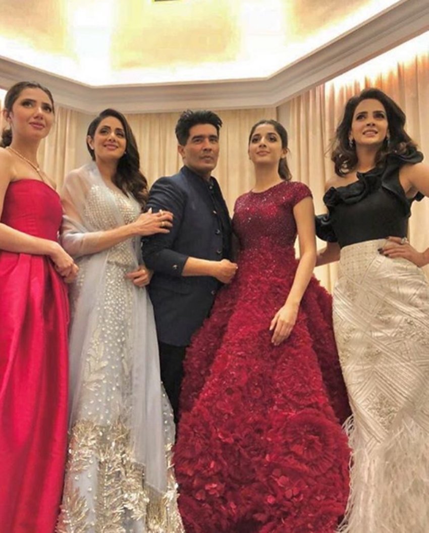 Indian beauty Sridevi, Bollywood designer Manish Malhotra, Sridevi pose with Pakistani beauties, Mahira Khan, Mawra Hocane,Saba Qamar, Saba Qamar at Masala Awards in Dubai, Sridevi at Masala Awards in Dubai, Manish Malhotra at Masala Awards in Dubai, Pakistani beauties at Masala Awards in Dubai, Mahira Khan at Masala Awards in Dubai