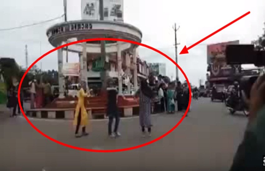 तस्वीर वायरल हो रहे वीडियो का स्क्रीनशॉट है।