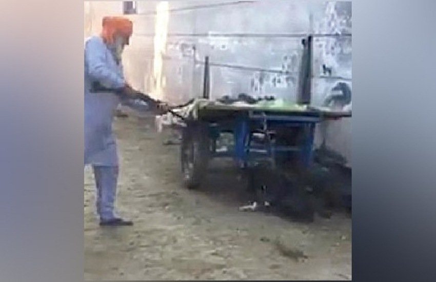 पूर्व सैनिक ने कुत्ते को बांध कर ऐसे सरेआम मारी गोली, वीडियो वायरल