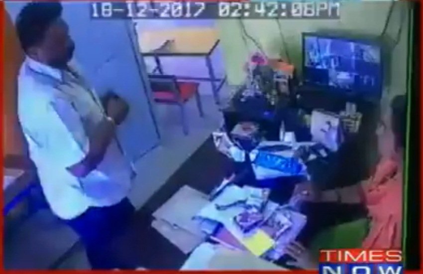 VIDEO: बीजेपी नेता ने स्कूल में घुसकर महिला टीचर को पीटा, जमकर बरसाए थप्पड़