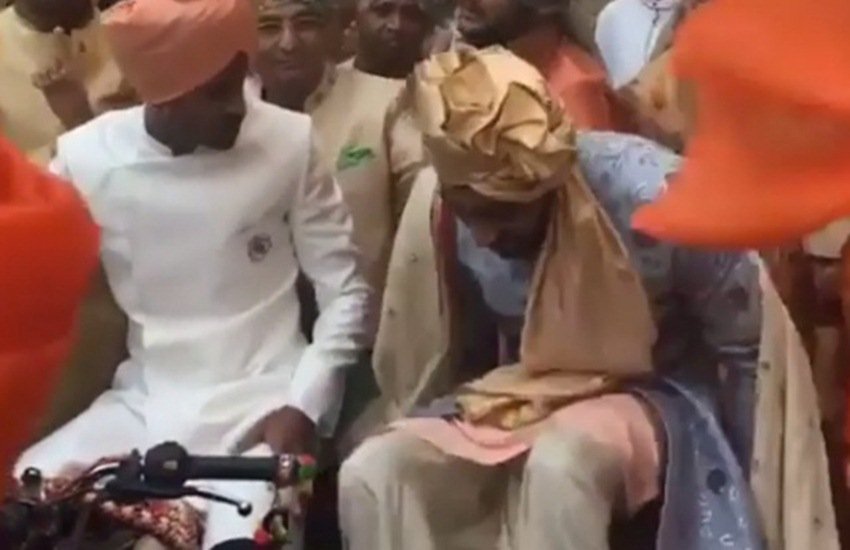 क्रुणाल पांड्या अपने भाई हार्दिक के साथ बुलेट से शादी करने पहुंचे।